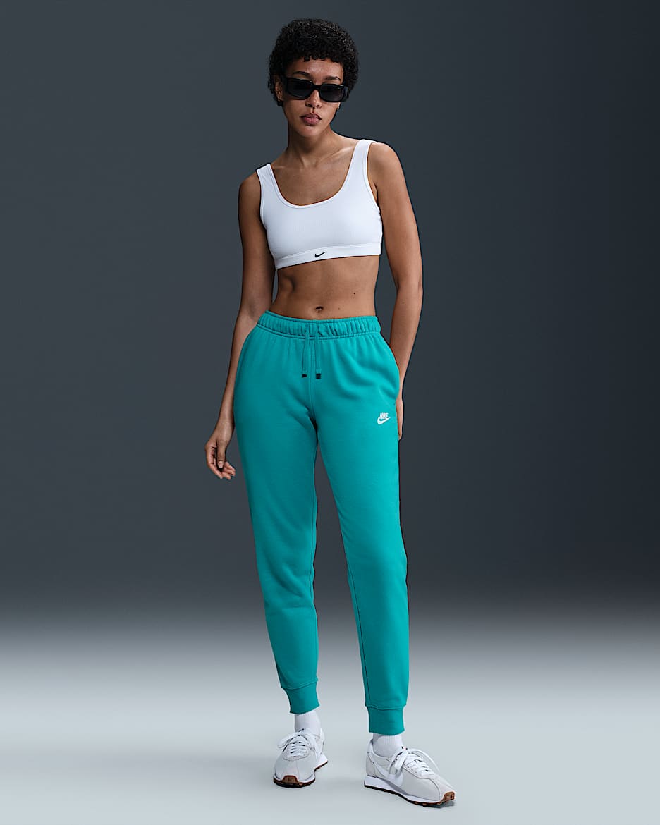 Joggers de tiro medio para mujer Nike Sportswear Club Fleece - Cactus empolvado/Blanco