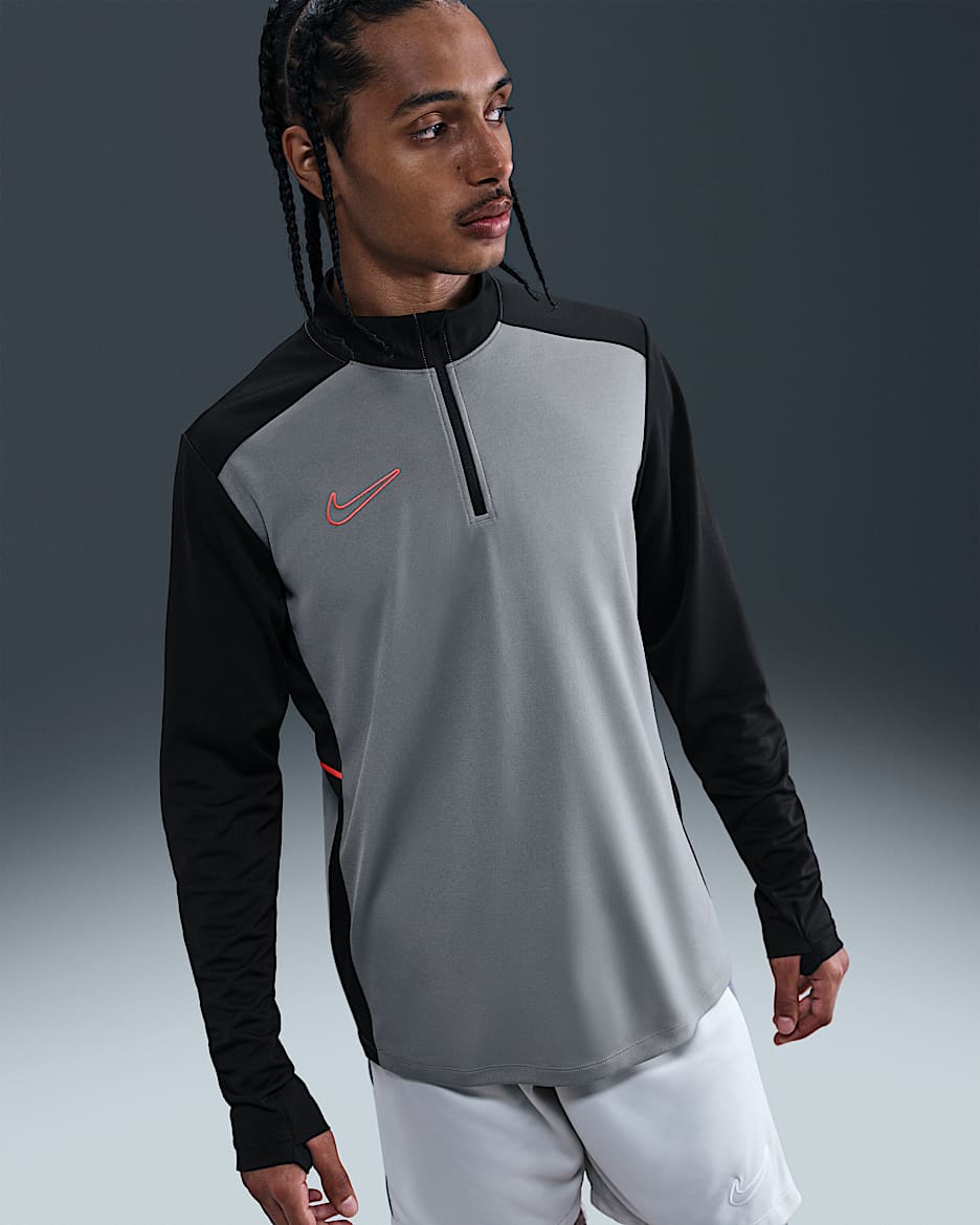 Playera de entrenamiento de fútbol Dri-FIT para hombre Nike Academy - Gris azulado/Negro/Carmesí brillante
