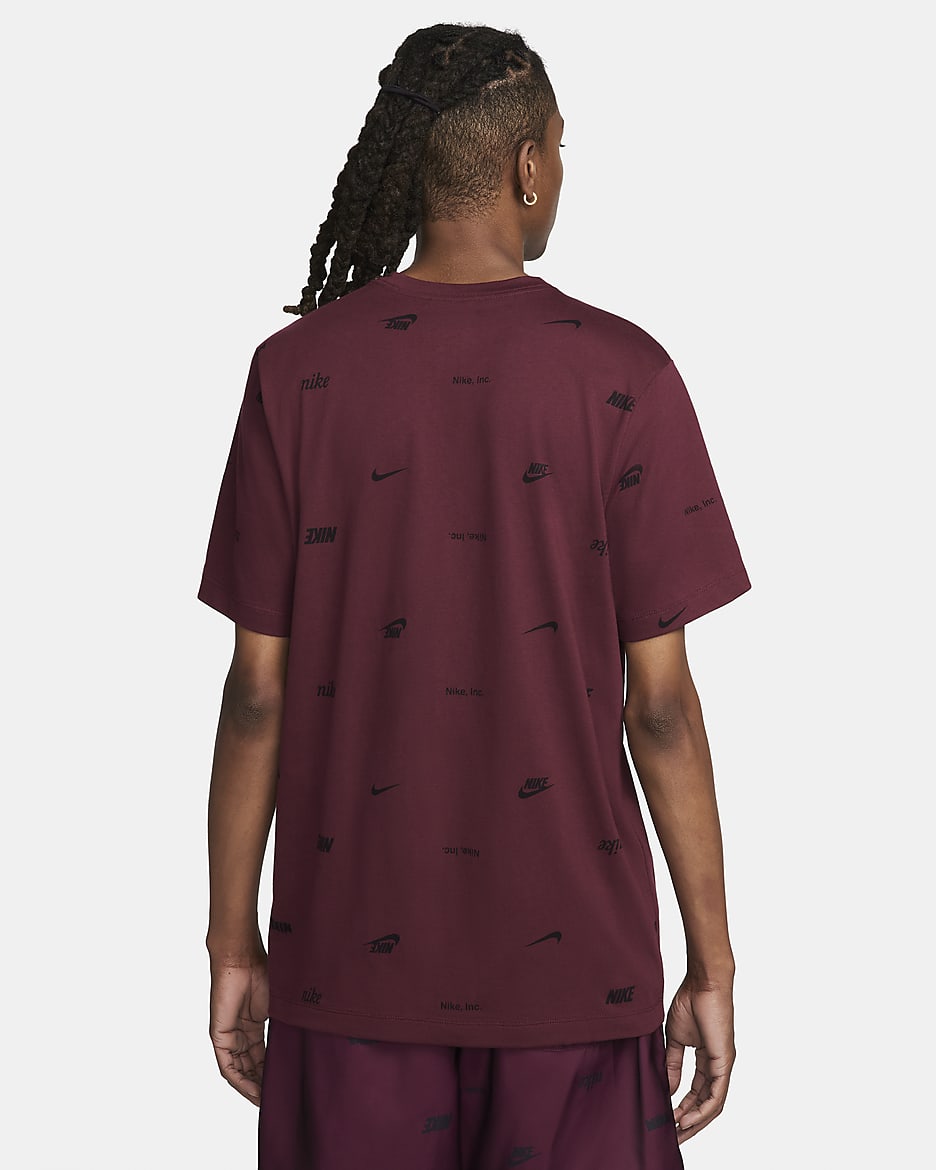 Playera con estampado en toda la prenda para hombre Nike Club - Castaña noche