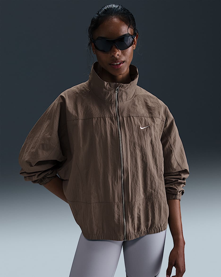 Chamarra con protección UV Repel oversized para mujer (talla grande) Nike Sportswear Everything Wovens - Marrón visón/Blanco