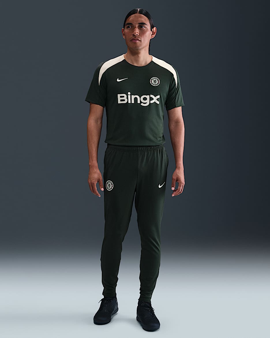 Chelsea FC Strike Pantalón de fútbol de tejido Knit Nike Dri-FIT - Hombre - Outdoor Green/Phantom/Phantom