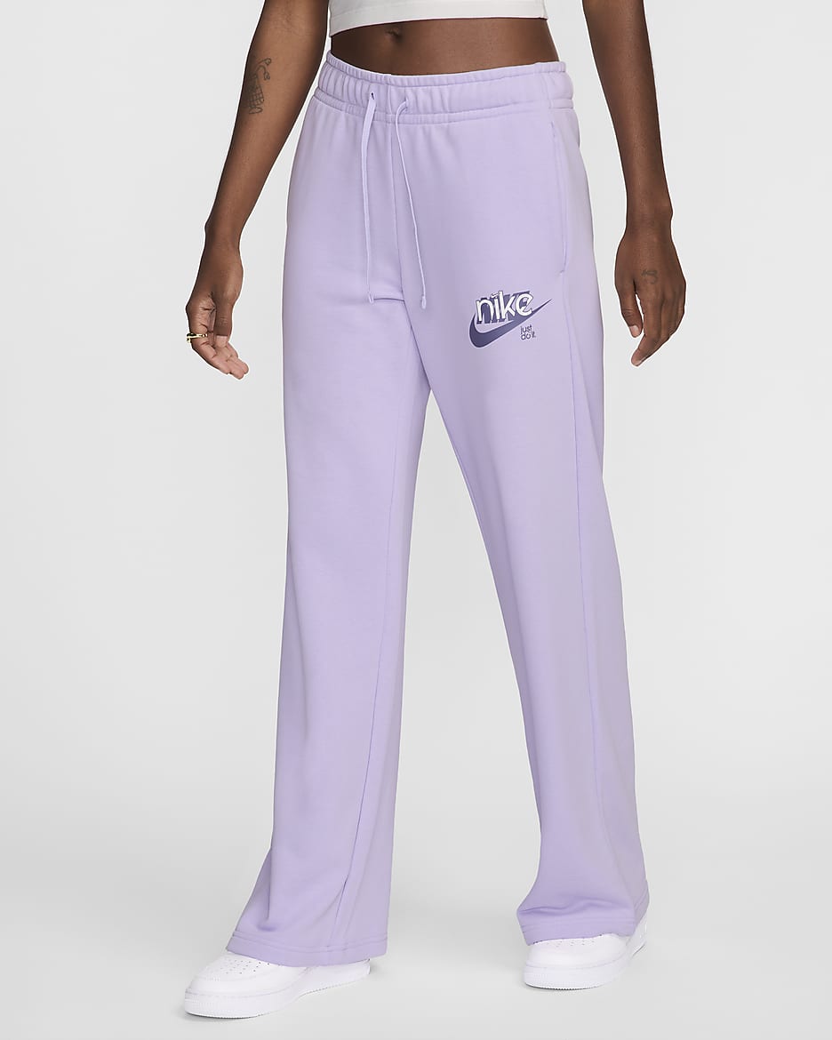 Pants de French Terry con gráfico de tiro medio de pierna ancha para mujer Nike Sportswear Club Fleece - Bruma violeta/Alba/Blanco