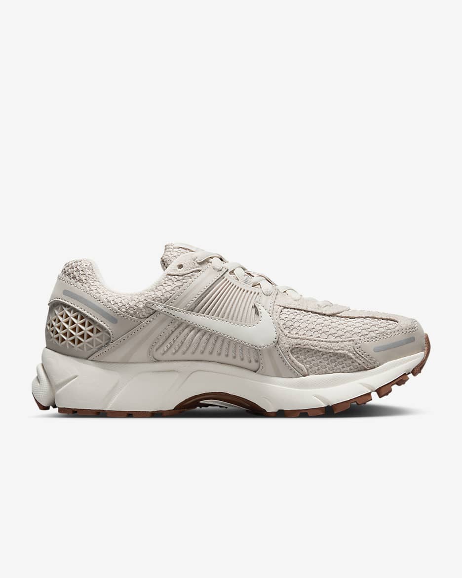 Calzado para mujer Nike Zoom Vomero 5 - Marrón verdoso claro/Plata metalizado/Marrón medio goma/Vela