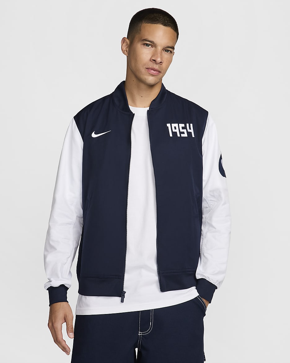 Chamarra bomber de fútbol Nike de tejido Woven y sin forro para hombre Pumas UNAM Sport Essentials - Obsidiana/Blanco/Blanco