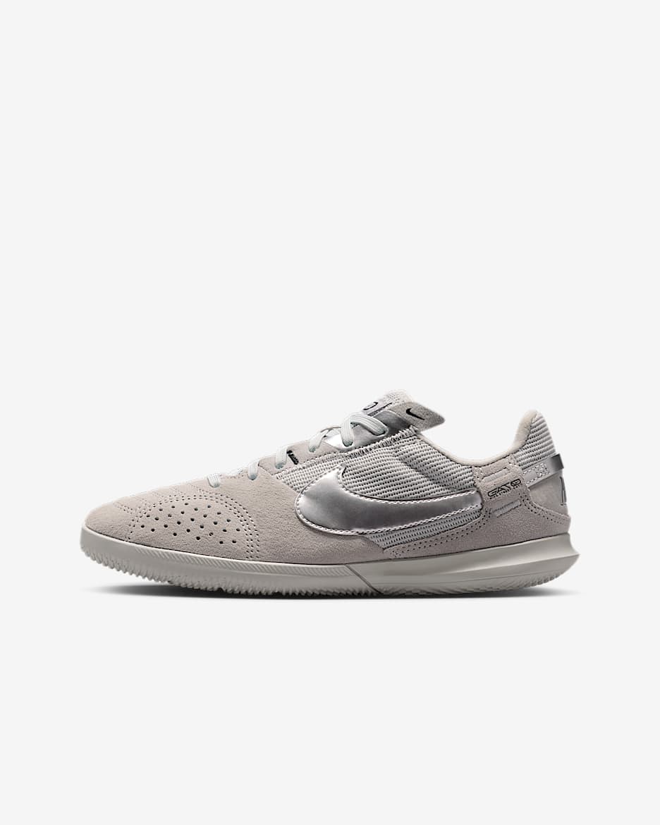 Nike Jr. Streetgato Low-Top-Fußballschuh für jüngere/ältere Kinder - Light Smoke Grey/Photon Dust/Metallic Silver