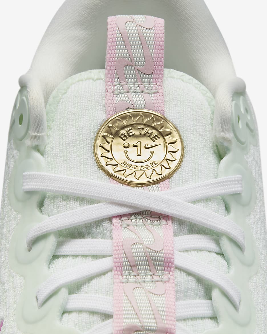 Tenis de caminata para mujer Nike Motiva - Blanco/Blanco/Oro team/Escarcha verde