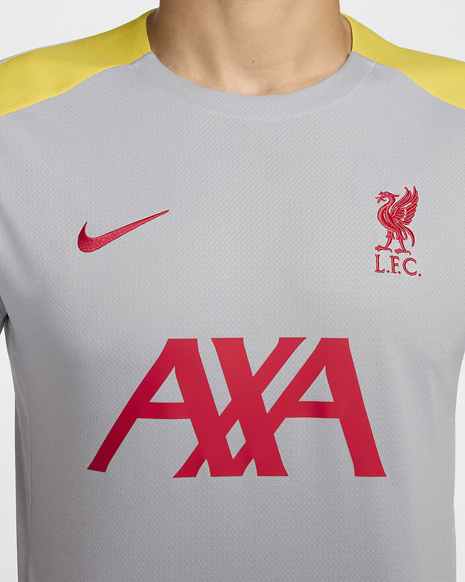 Męska dzianinowa koszulka piłkarska z krótkim rękawem Nike Dri-FIT Liverpool F.C. Strike (wersja trzecia) - Light Smoke Grey/Light Smoke Grey/Chrome Yellow/Global Red