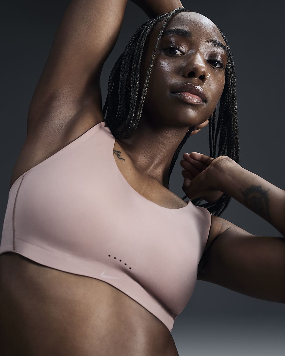 Bra deportivo de media sujeción con almohadillas para mujer Nike Alate Coverage - Polvo del desierto/Polvo del desierto/Blanco