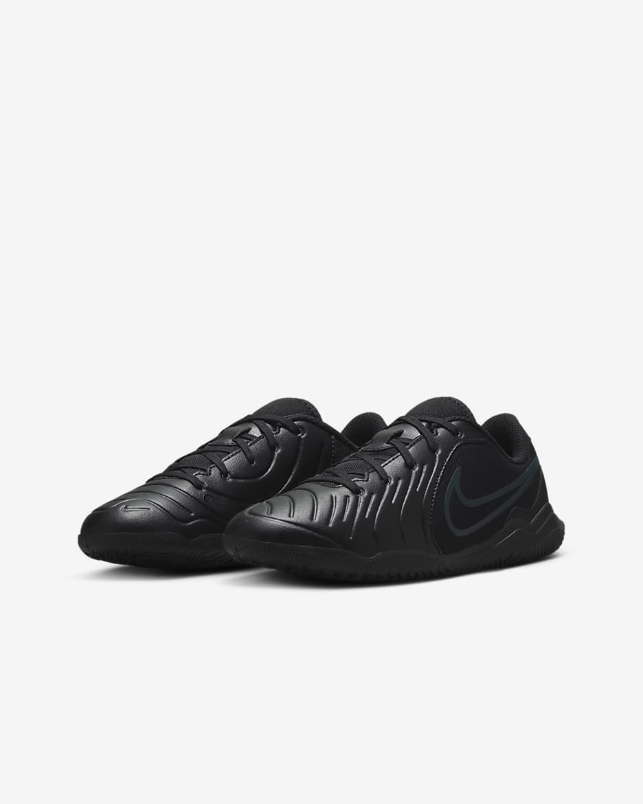 Tacos de fútbol de corte low para cancha cubierta para niños de preescolar y grandes Nike Jr. Tiempo Legend 10 Club - Negro/Jungla intenso/Negro