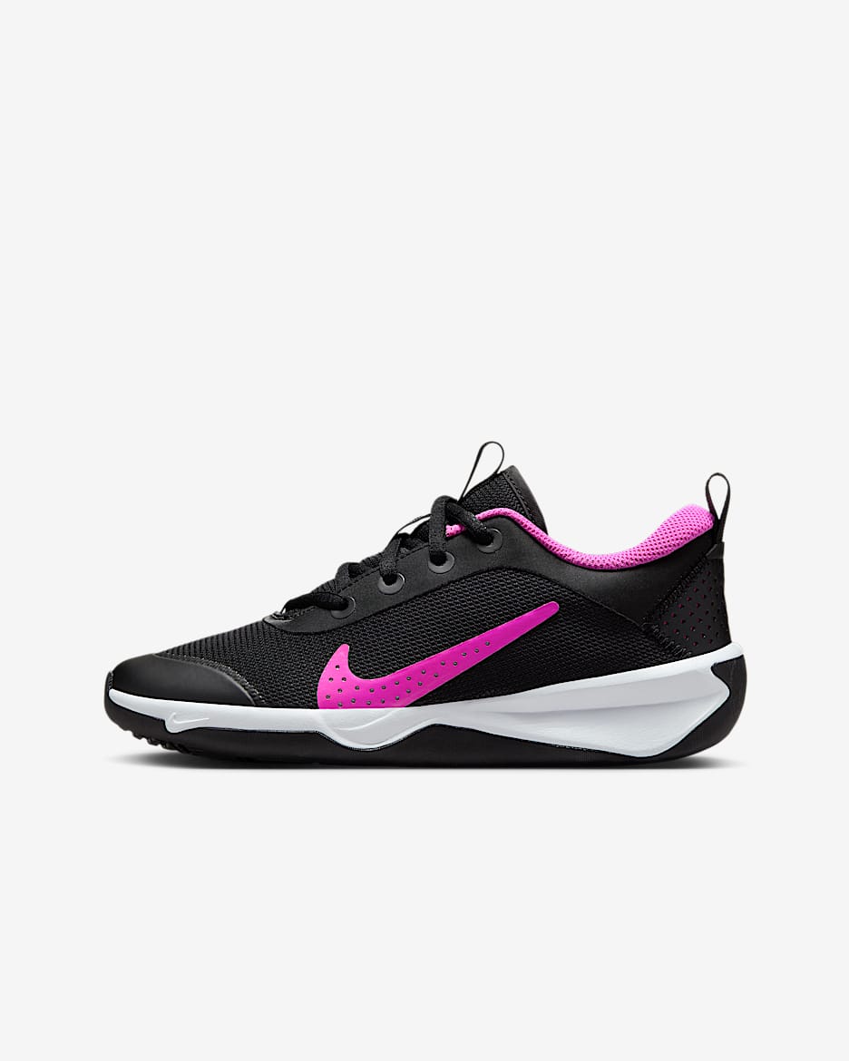 Buty halowe dla dużych dzieci Nike Omni Multi-Court - Czerń/Biel/Laser Fuchsia