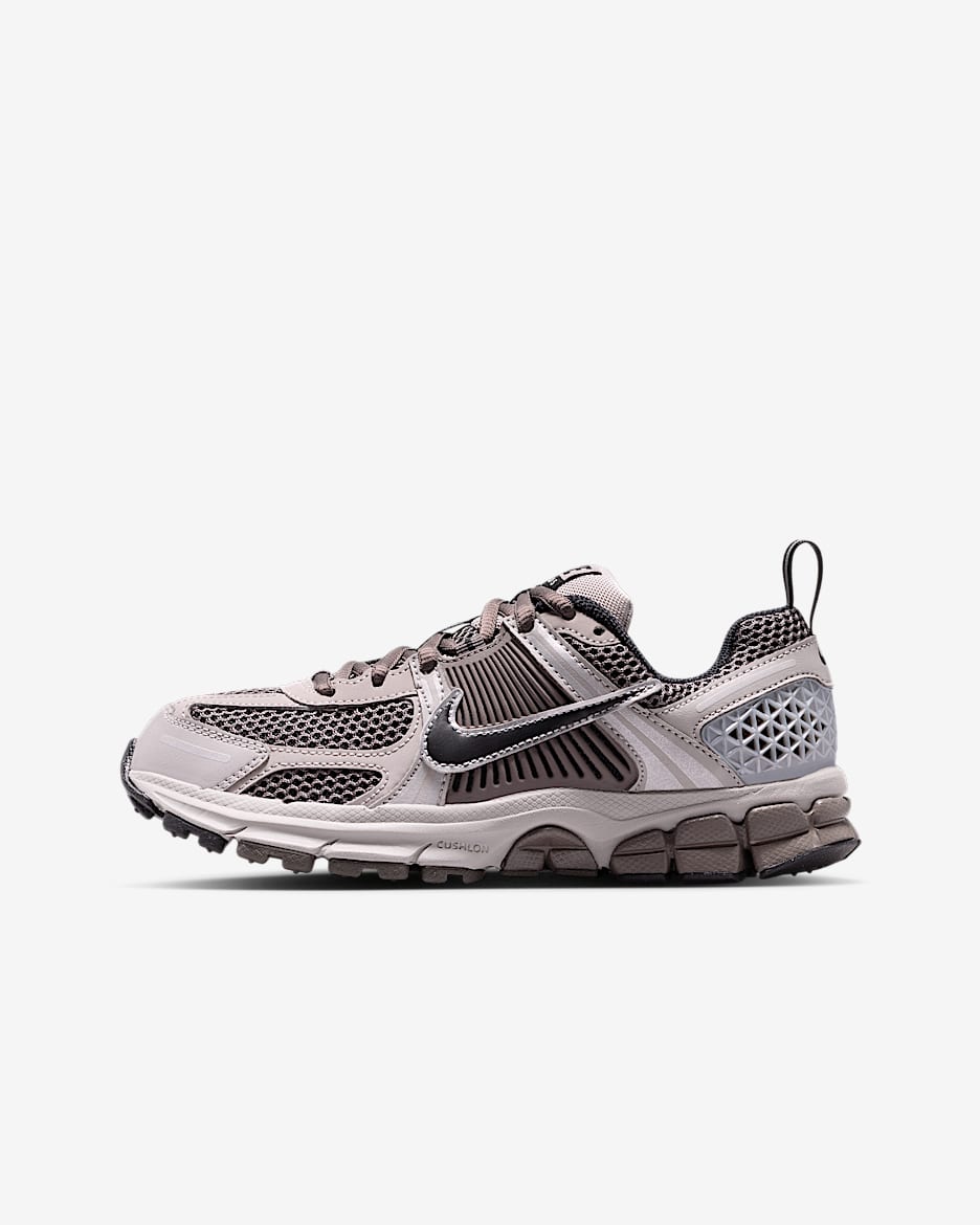 Tenis para niños grandes Nike Vomero 5 - Gris universitario/Cueva/Plata metalizado/Negro