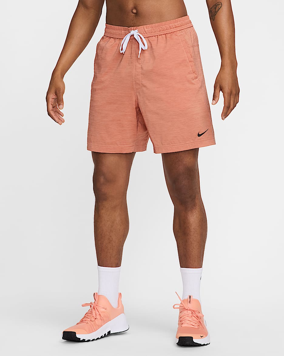 Shorts versátiles Dri-FIT de 18 cm sin forro para hombre Nike Form - Rojizo oscuro/Ágata melocotón/Negro
