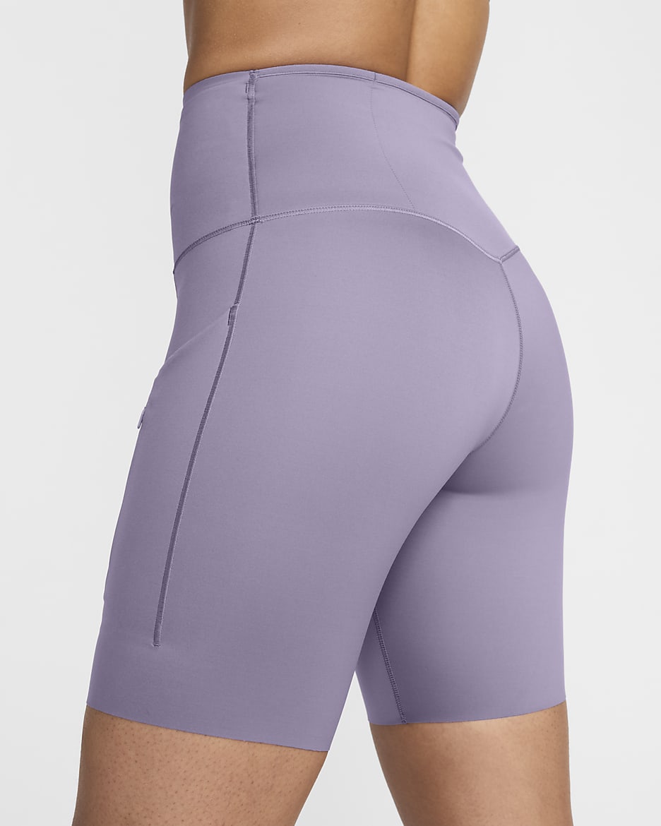 Nike Go Pantalón corto de ciclismo de 20 cm de talle alto y sujeción firme con bolsillos - Mujer - Daybreak/Negro