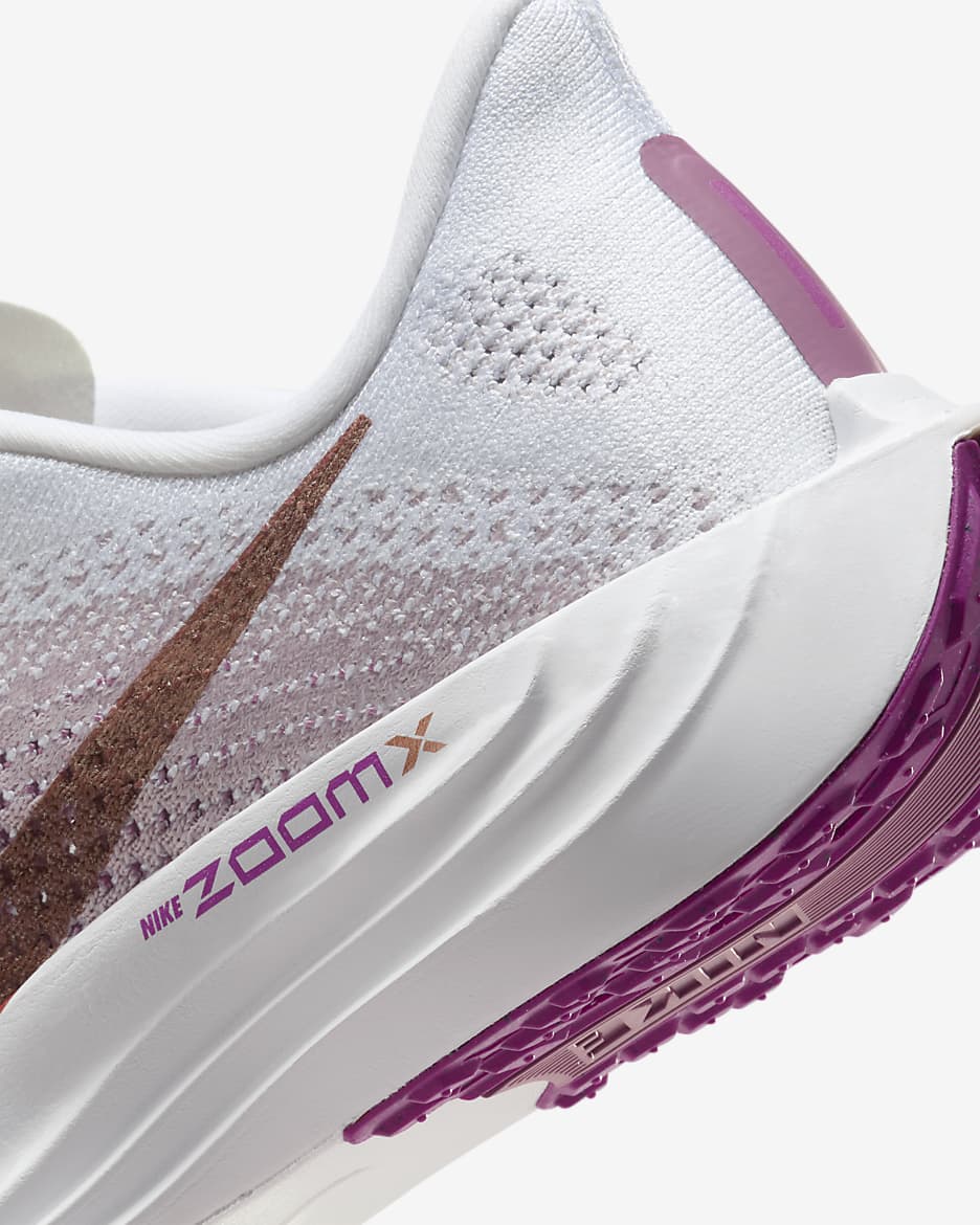 Nike Pegasus Plus Straßenlaufschuh (Damen) - Weiß/Platinum Violet/Plum Dust/Metallic Red Bronze