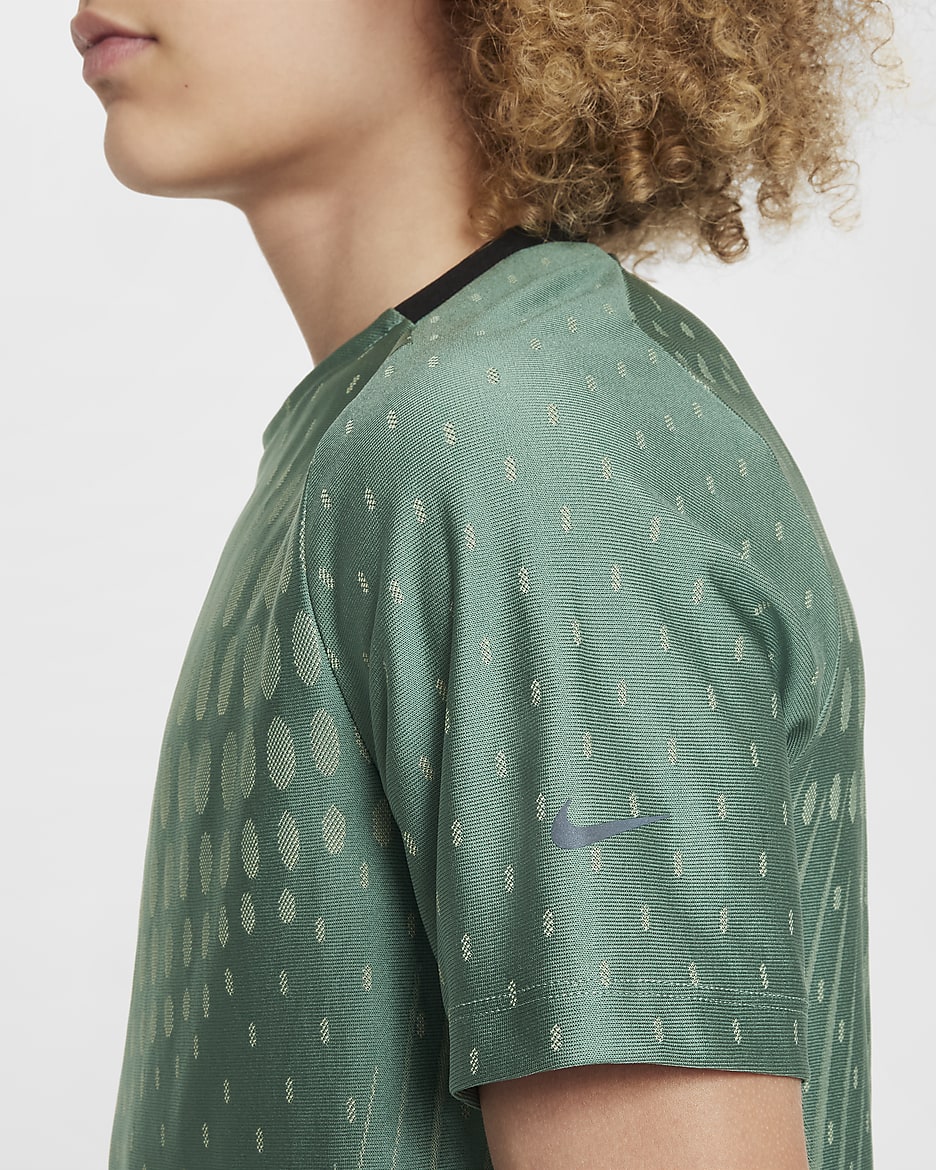 Nike Multi Tech Dri-FIT ADV-træningstop til større børn (drenge) - Bicoastal/Olive Aura/sort