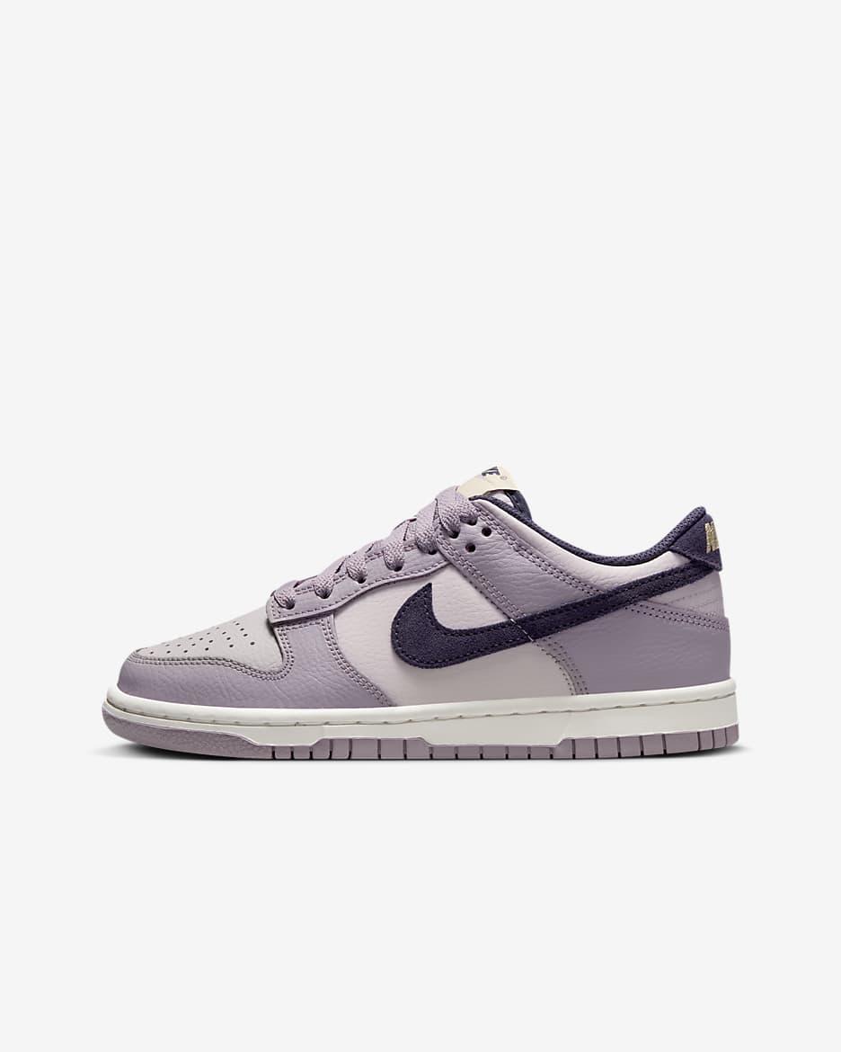 Nike Dunk Low cipő nagyobb gyerekeknek - Light Violet Ore/Platinum Violet/Team Gold/Dark Raisin