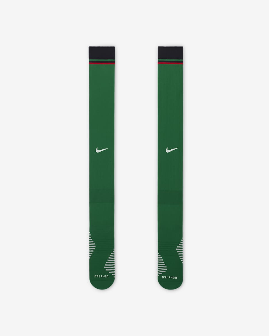 Portugal Strike Home Nike Dri-FIT kniehohe Fußballsocken - Pine Green/Pitch Blue/University Red/Sail