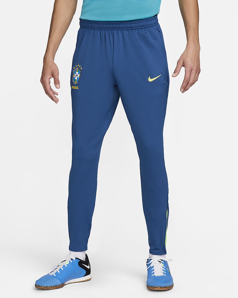 Pants de fútbol Nike Dri-FIT de tejido Knit de Brasil Strike para hombre - Azul cancha/Verde acción/Amarillo dinámico