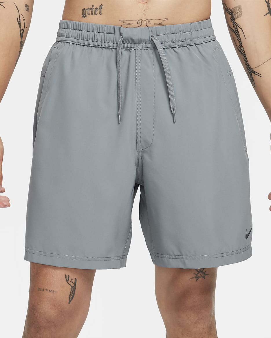 Shorts Dri-FIT de 18 cm versátiles sin forro para hombre Nike Form - Gris humo/Negro