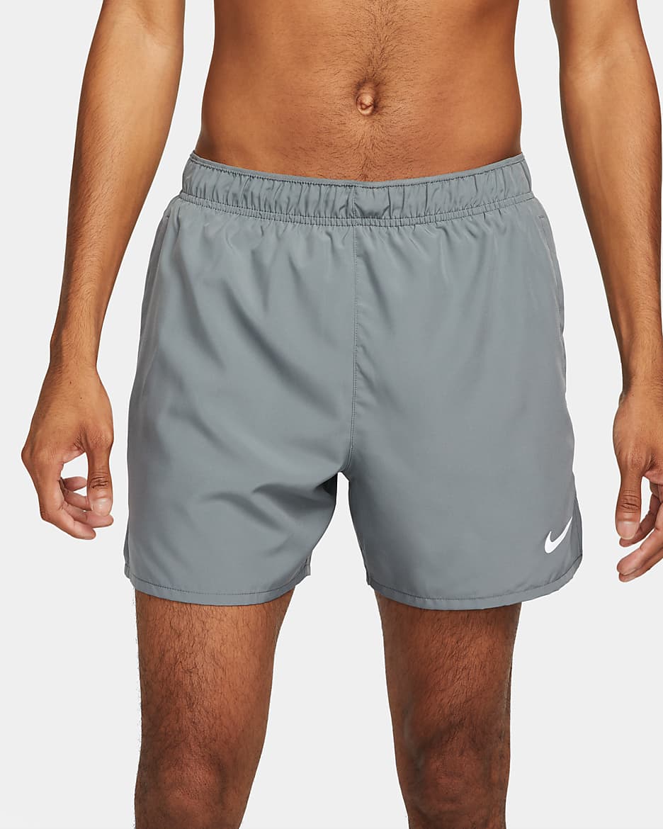 Shorts de correr Dri-FIT de 13 cm con forro de ropa interior para hombre Nike Challenger - Gris humo/Gris humo/Negro