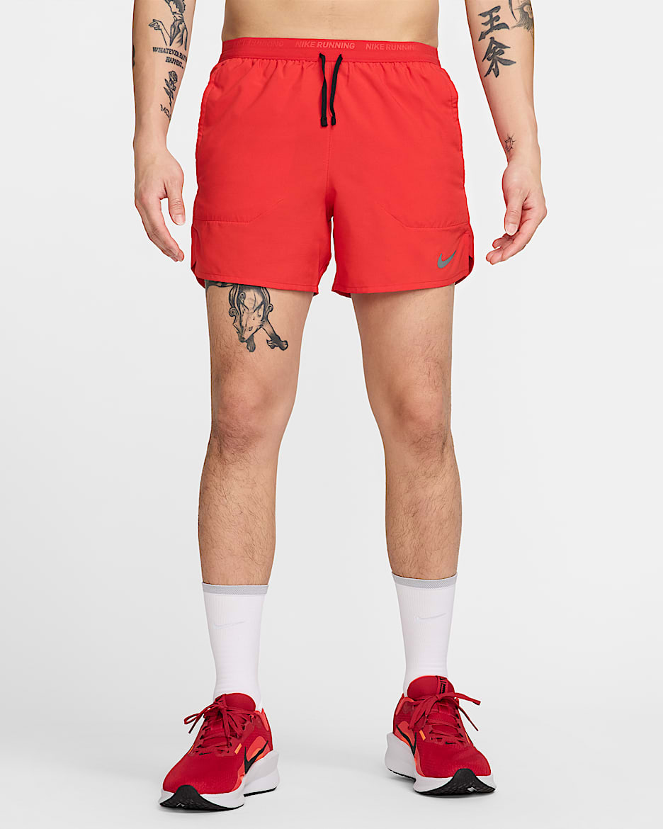 ナイキ Dri-FIT ストライド メンズ 13cm ランニングショートパンツ (インナー付き) - ユニバーシティレッド/ブラック