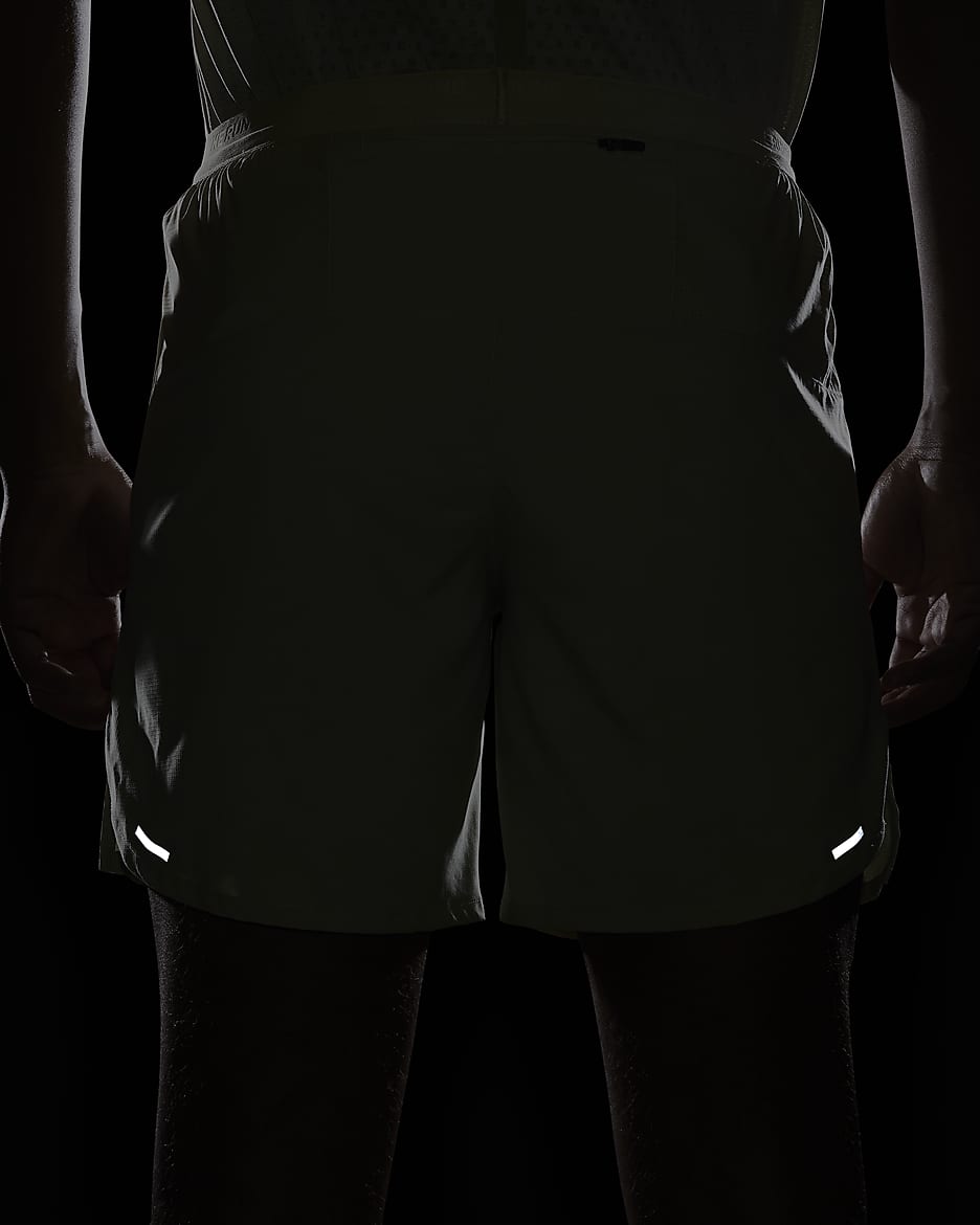 Shorts de correr Dri-FIT de 18 cm con forro de ropa interior para hombre Nike Stride - Aura oliva/Estuco oscuro