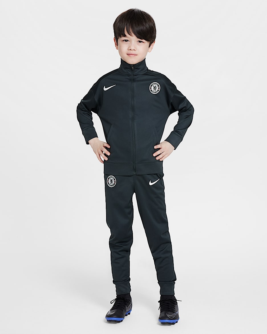 FC Chelsea Strike Nike Dri-FIT Fußball-Tracksuit aus Strickmaterial (jüngere Kinder) - Outdoor Green/Phantom