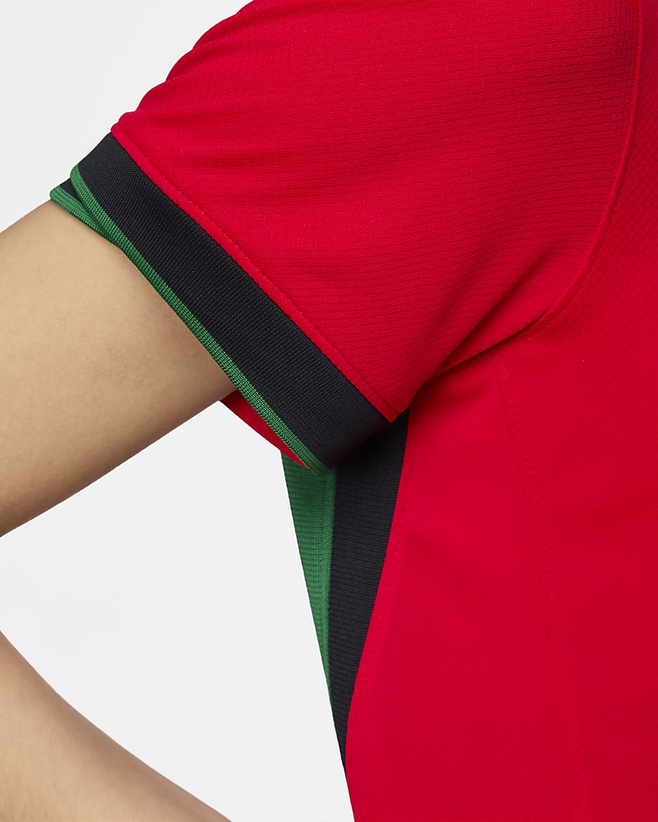 Damska koszulka piłkarska Nike Dri-FIT Portugalia (drużyna męska) Stadium 2024/25 (wersja domowa) – replika - University Red/Pine Green/Pitch Blue/Sail