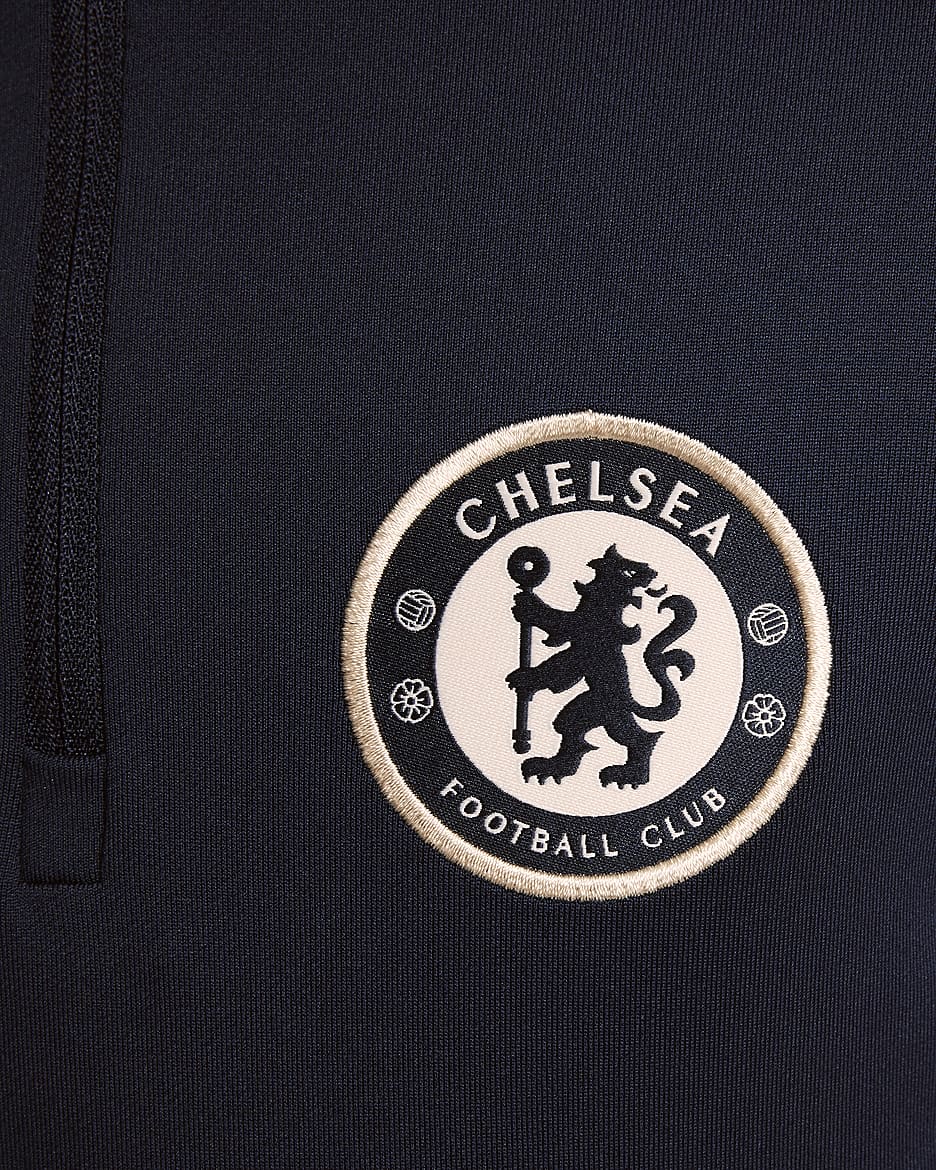 Chelsea FC Strike Nike Dri-FIT felső futballgyakorlatokhoz, nagyobb gyerekeknek - Obsidian/Obsidian/Light Photo Blue/Guava Ice