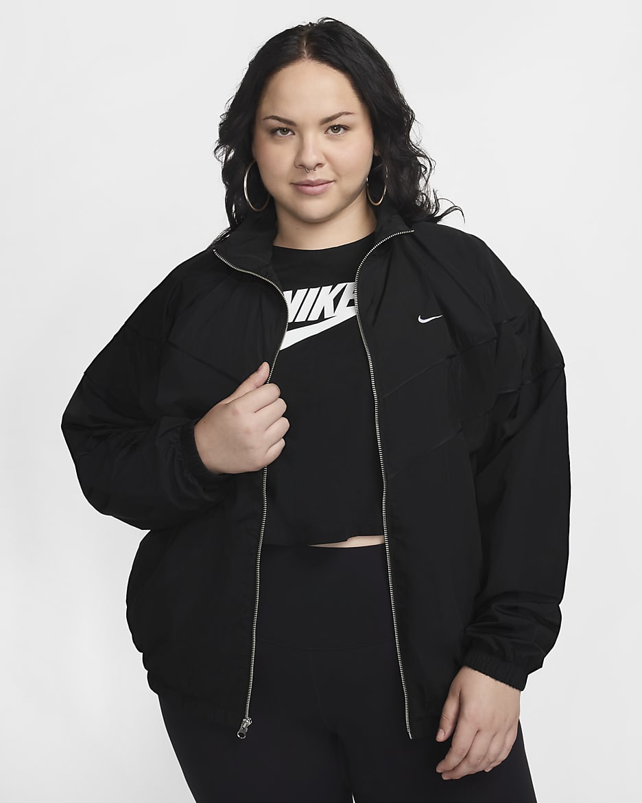 Chamarra de tejido Woven holgada de cierre completo con protección UV para mujer (talla grande) Nike Windrunner - Negro/Blanco