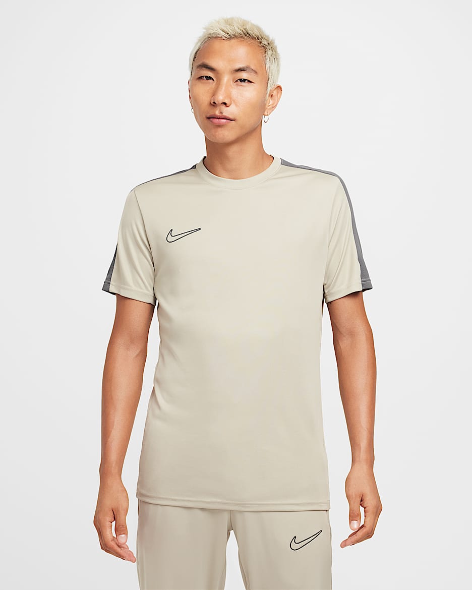 Playera de fútbol de manga corta Dri-FIT para hombre Nike Academy - Piedra/Gris hierro/Negro