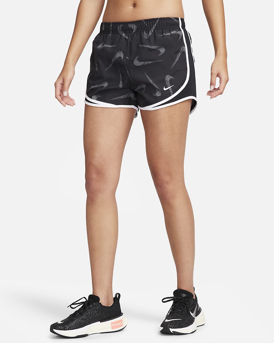 กางเกงวิ่งขาสั้นพิมพ์ลายมีซับใน Dri-FIT ผู้หญิง Nike Tempo Swoosh - ดำ/ขาว