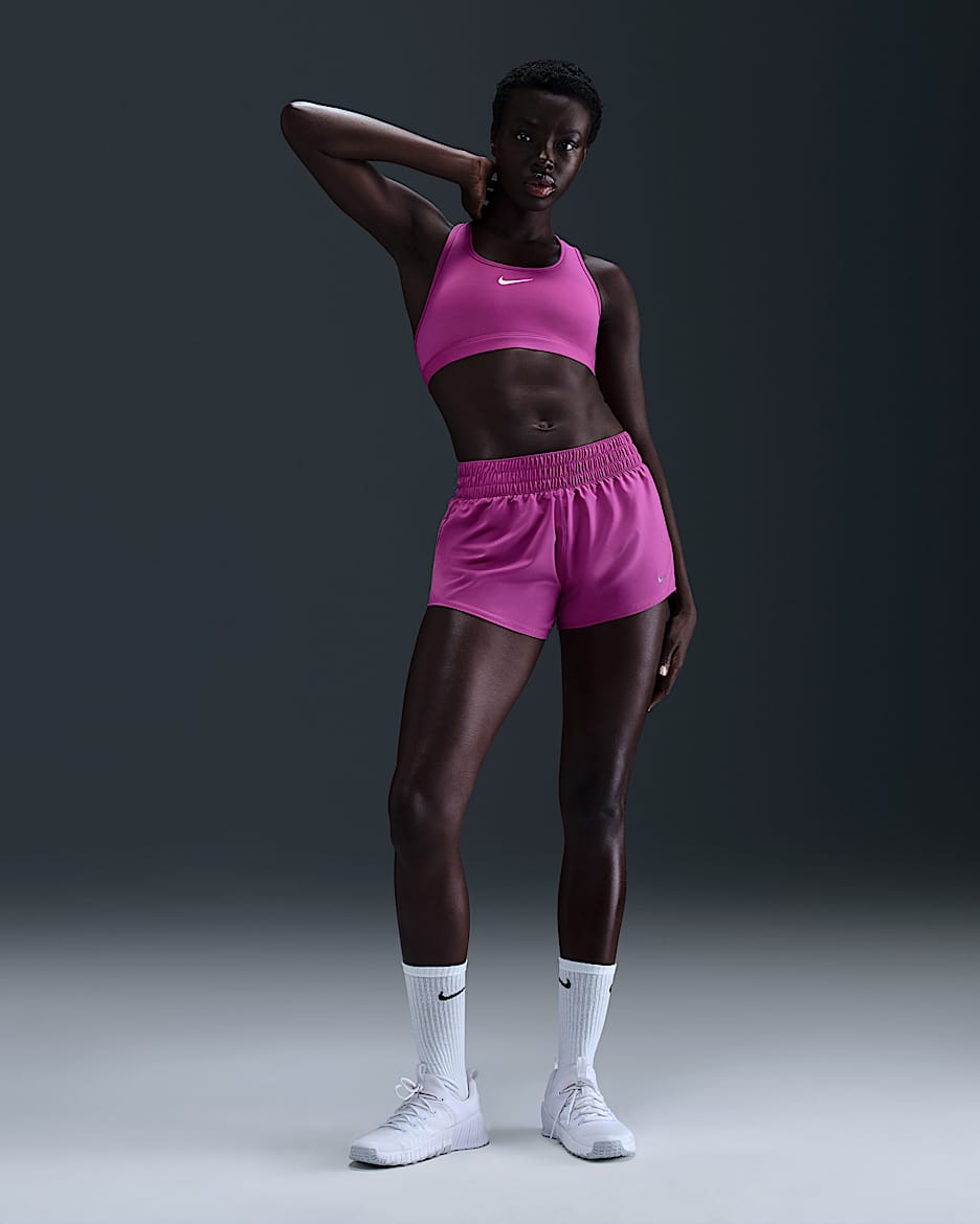 Shorts con forro de ropa interior Dri-FIT de tiro medio de 8 cm para mujer Nike One - Fucsia cálido
