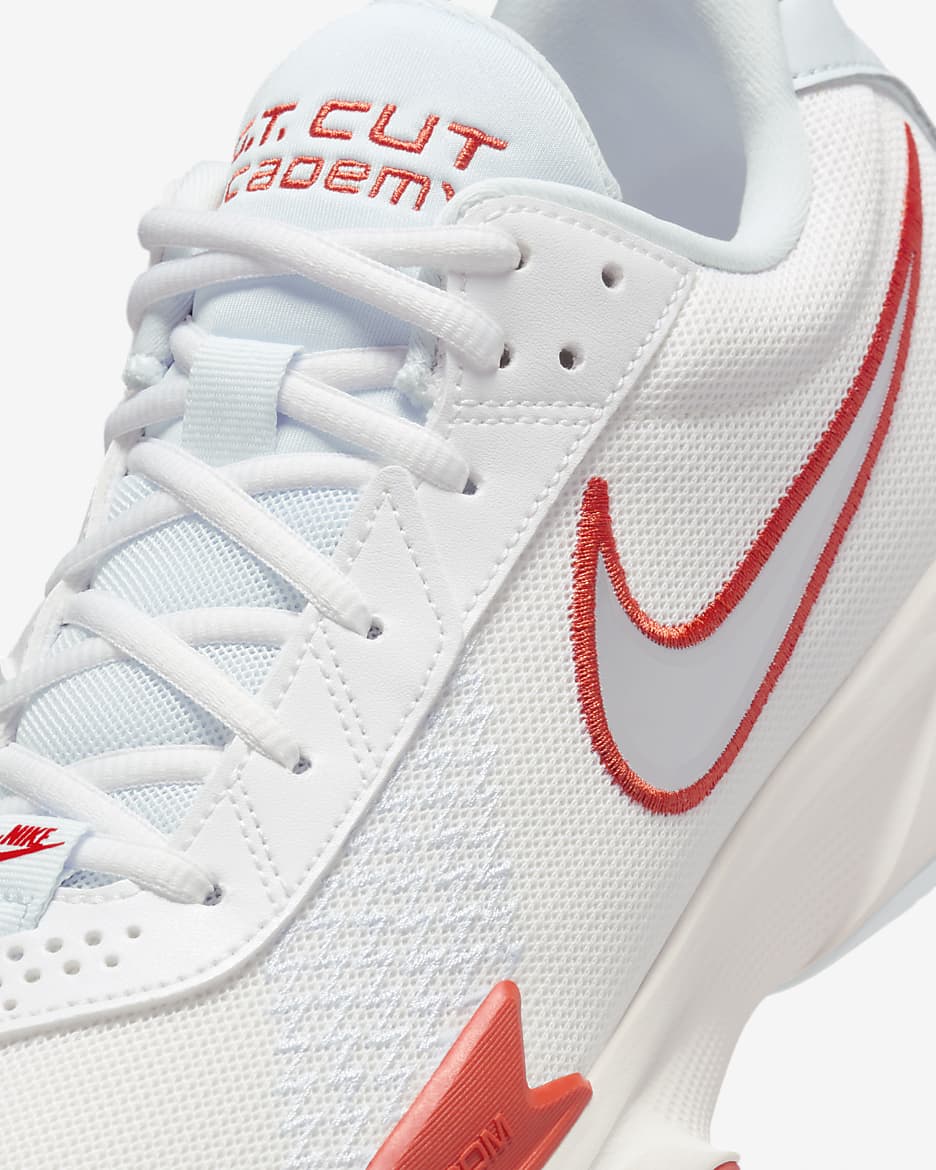 Tenis de básquetbol Nike G.T. Cut Academy - Blanco cumbre/Rojo picante/Gris fútbol/Plata metalizado