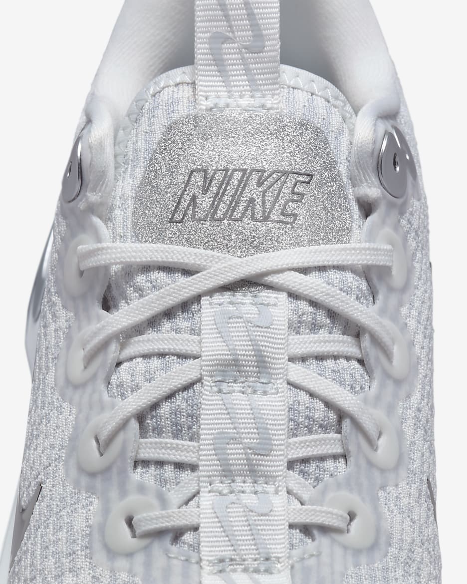 Nike Motiva Premium Walking-Schuh für Damen - Summit White/Pure Platinum/Schwarz/Metallic Silver