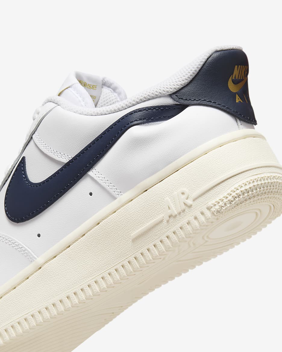 Sapatilhas Nike Air Force 1 '07 Flyease para mulher - Branco/Pale Ivory/Dourado metalizado/Obsidian