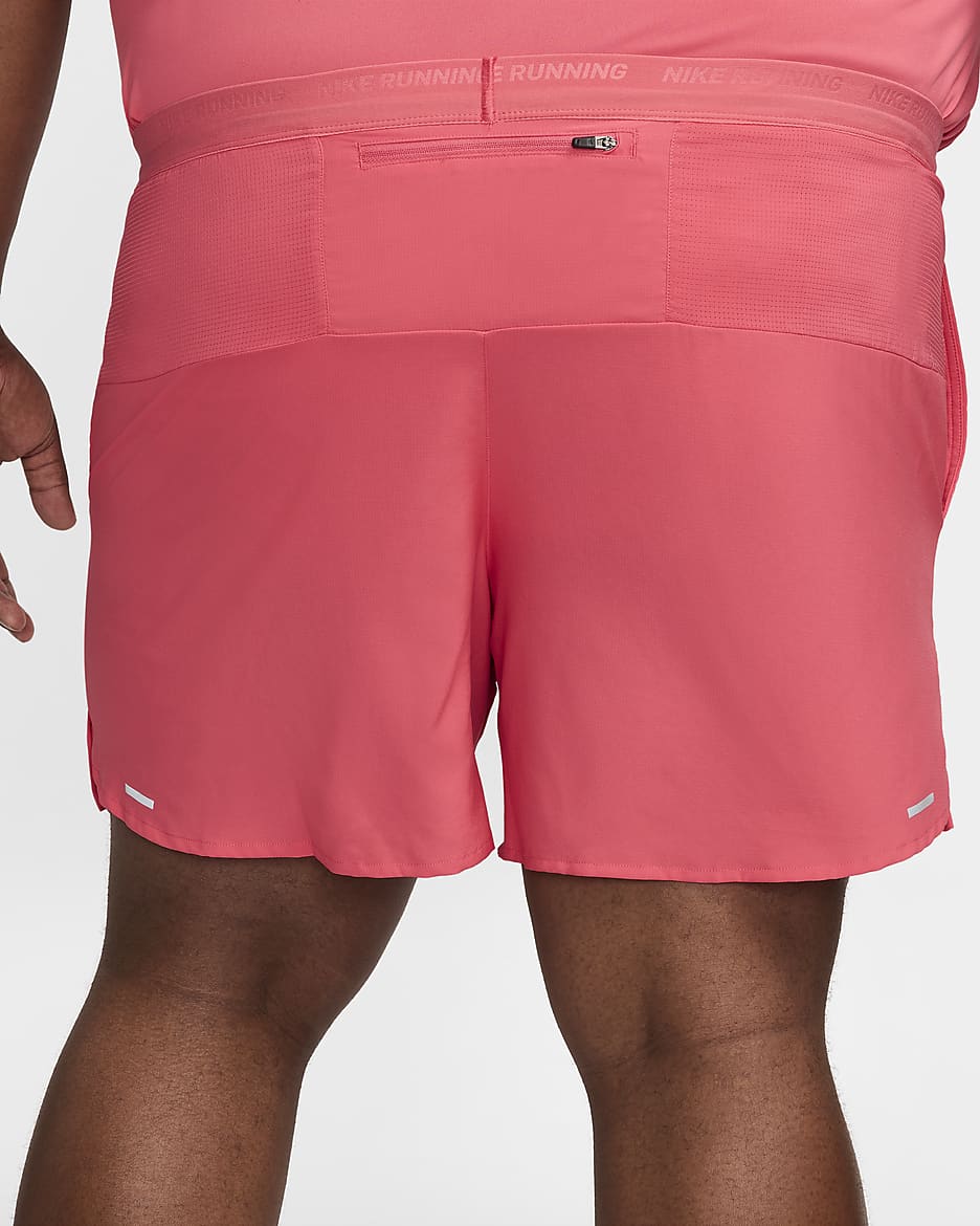 Shorts de correr Dri-FIT de 13 cm con forro de ropa interior para hombre Nike Stride - Rosa margarita/Negro