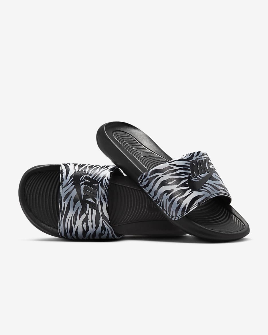 รองเท้าแตะผู้หญิงพิมพ์ลาย Nike Victori One - ดำ/Metallic Silver/ดำ