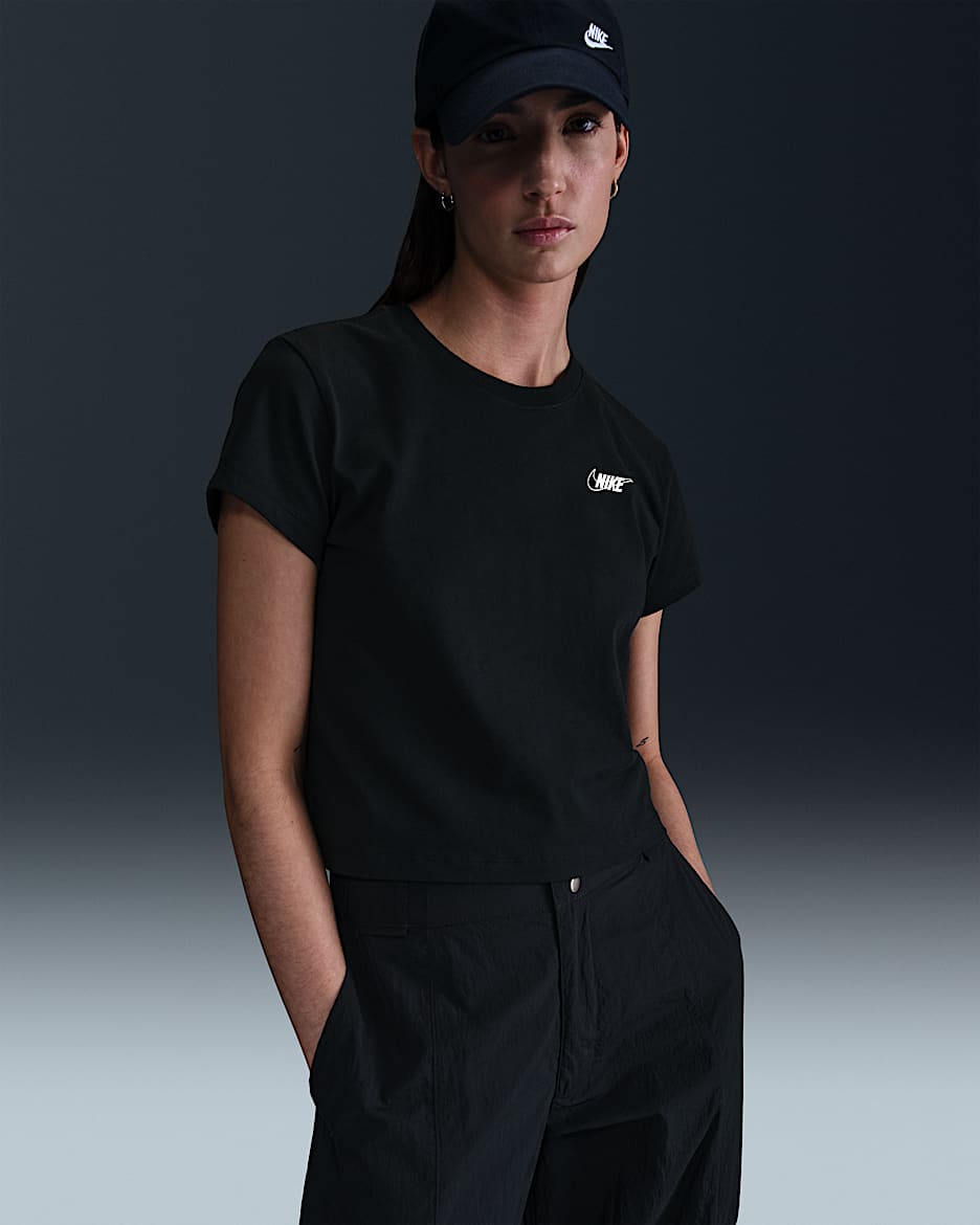 Playera de manga corta con gráfico cropped para mujer Nike Sportswear Club - Negro