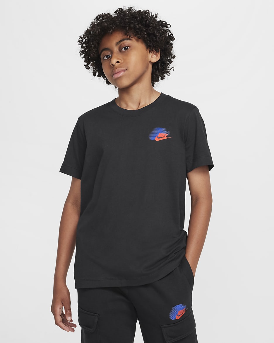 T-shirt com grafismo Nike Sportswear Standard Issue Júnior (Rapaz) - Preto