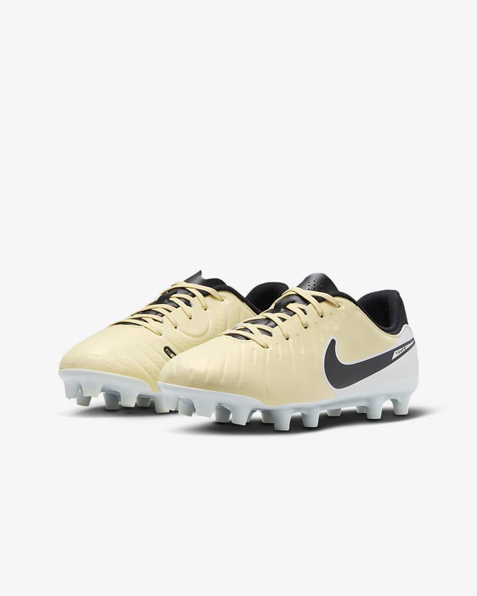 Chaussure de foot basse à crampons multi-surfaces Nike Jr. Tiempo Legend 10 Academy pour enfant/ado - Lemonade/Metallic Gold Coin/Noir