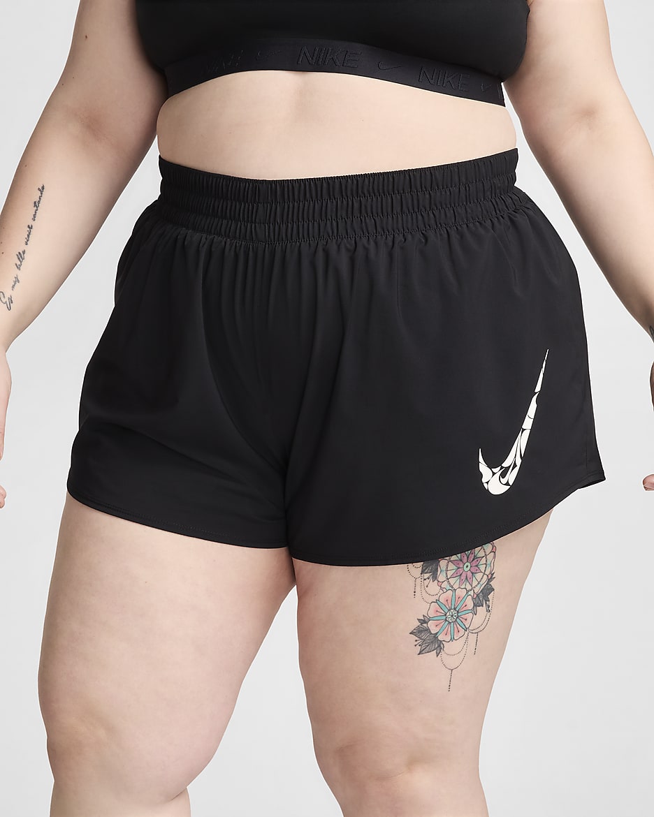 Nike One Swoosh Dri-FIT fôret løpeshorts med mellomhøyt liv til dame (Plus Size) - Svart/Hvit