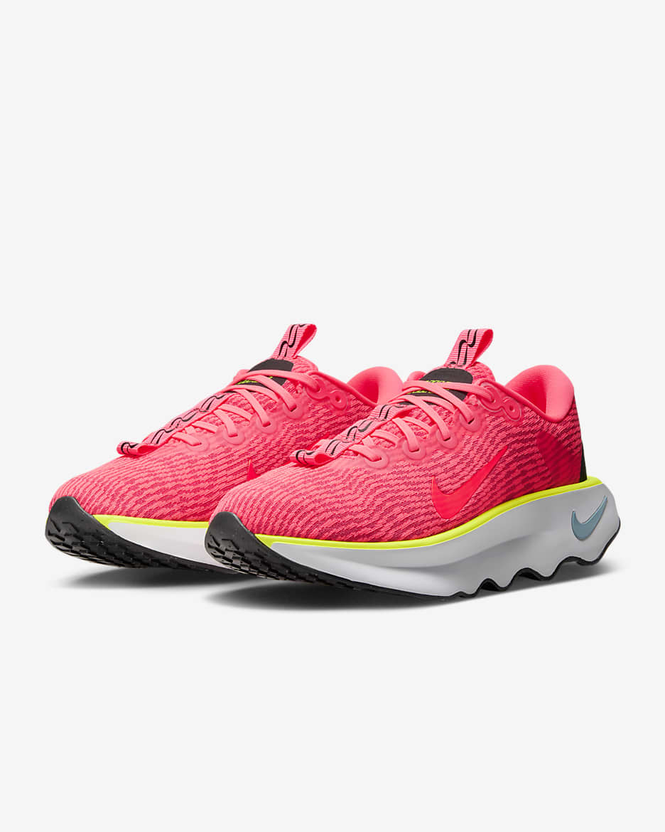 Chaussure de marche Nike Motiva pour femme - Hot Punch/Volt/Aster Pink/Denim Turquoise