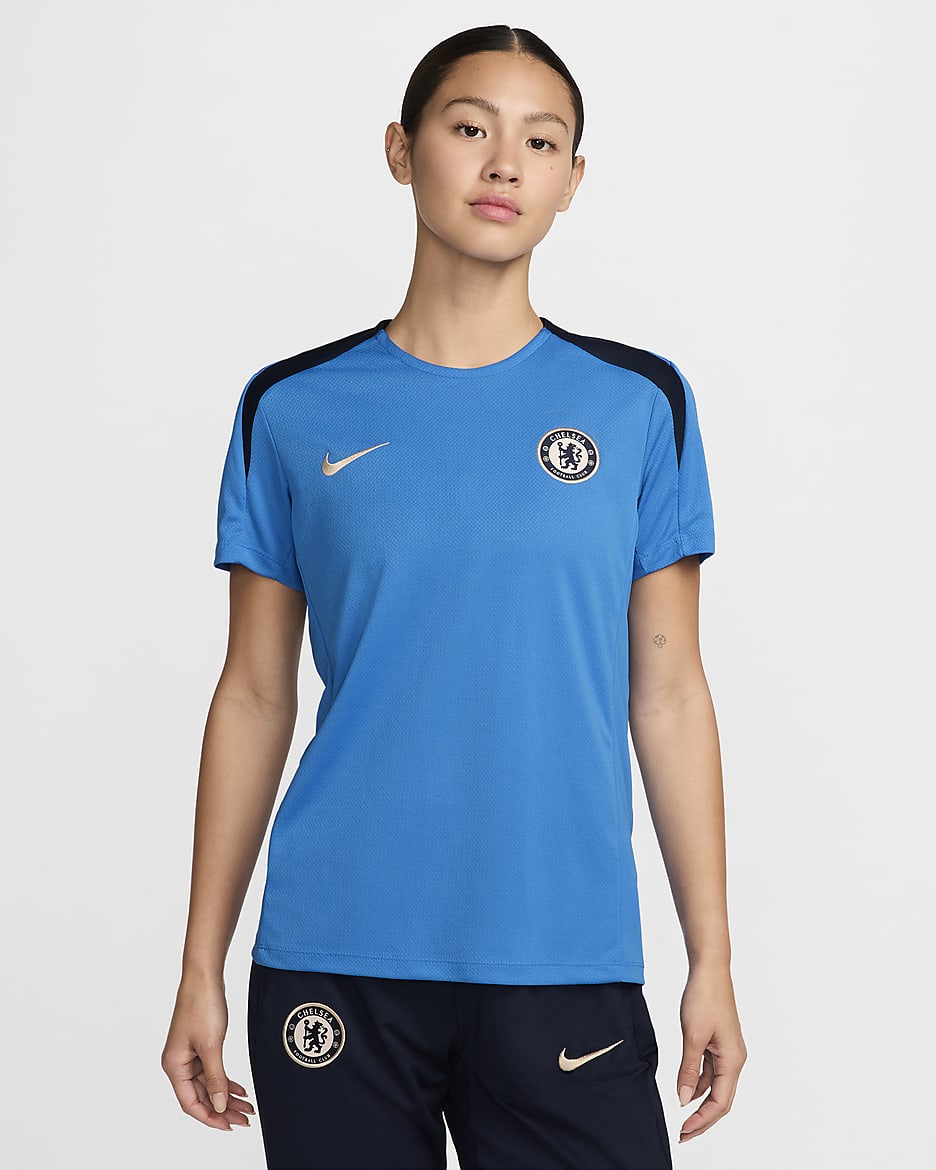 Maglia da calcio a manica corta Nike Dri-FIT Chelsea FC Strike – Donna - Light Photo Blue/Light Photo Blue/Ossidiana/Guava Ice