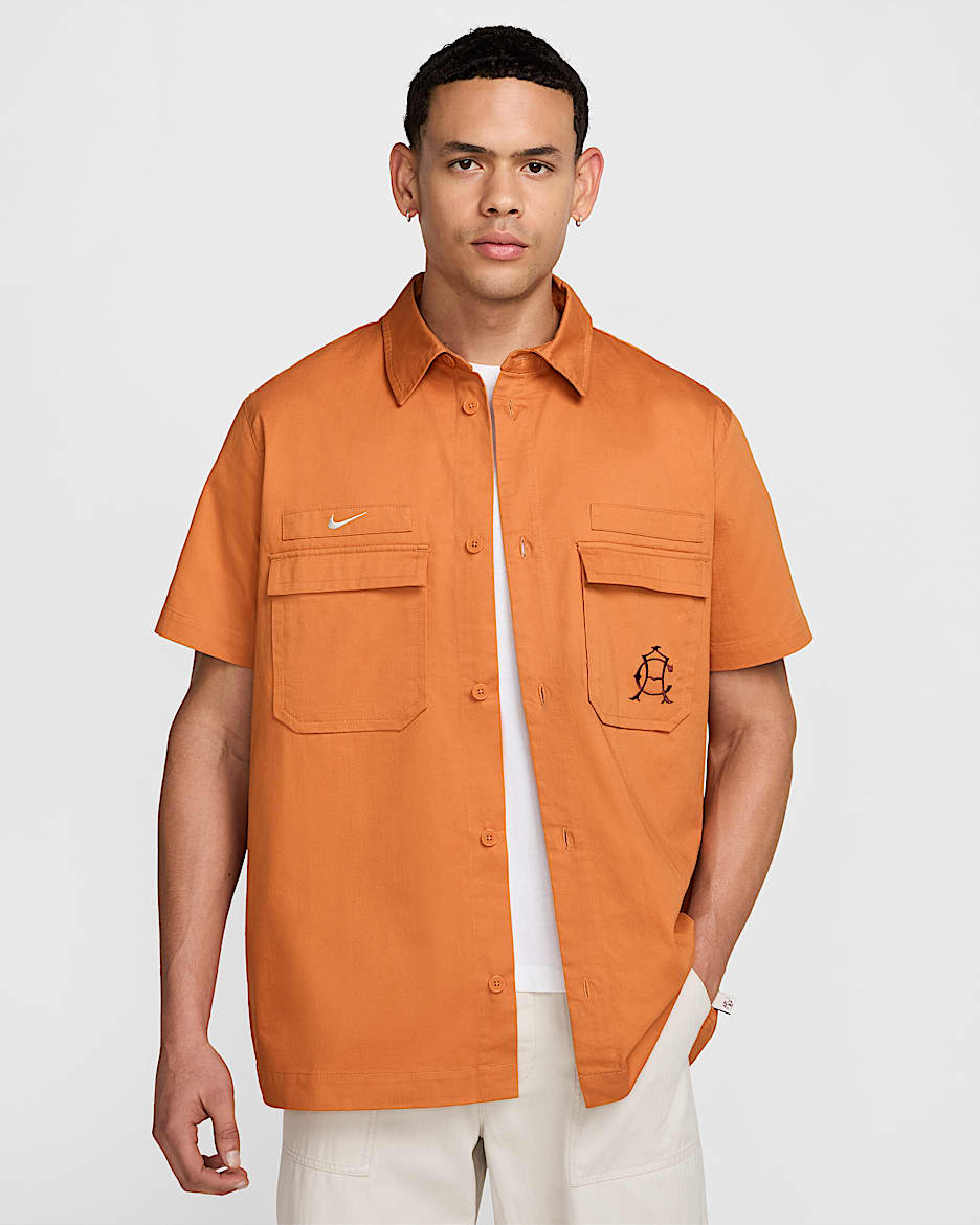 Camisa militar de manga corta de tejido Woven Nike Life de botones para hombre Club América - Naranja ceniza/Marrón verdoso claro