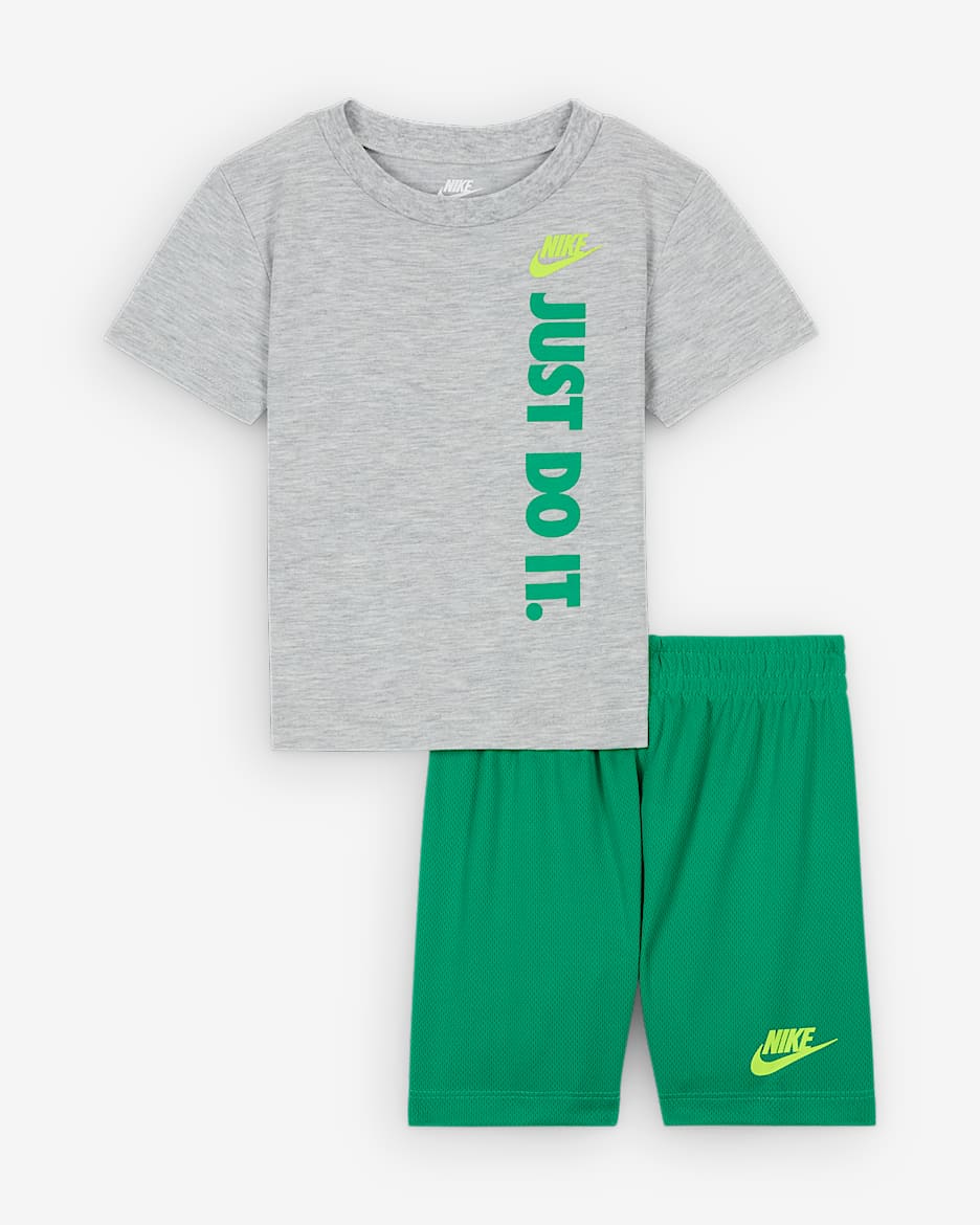 Conjunto de playera y shorts con gráfico para bebé (12 a 24 meses) Nike - Verde estadio