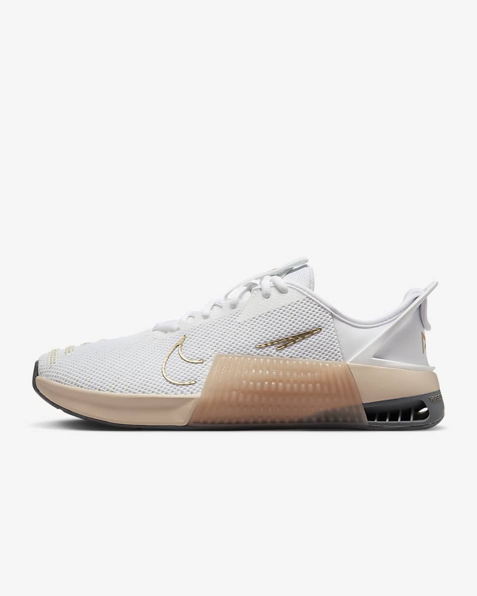 Chaussure d'entraînement Nike Metcon 9 EasyOn pour femme - Blanc/Metallic Gold Grain/Sanddrift/Blanc