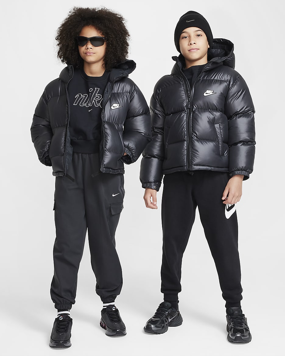 Nike Sportswear Heavyweight Synthetic Fill EasyOn Therma-FIT Repel lockere Jacke mit Kapuze für ältere Kinder - Schwarz/Schwarz/Weiß/Weiß