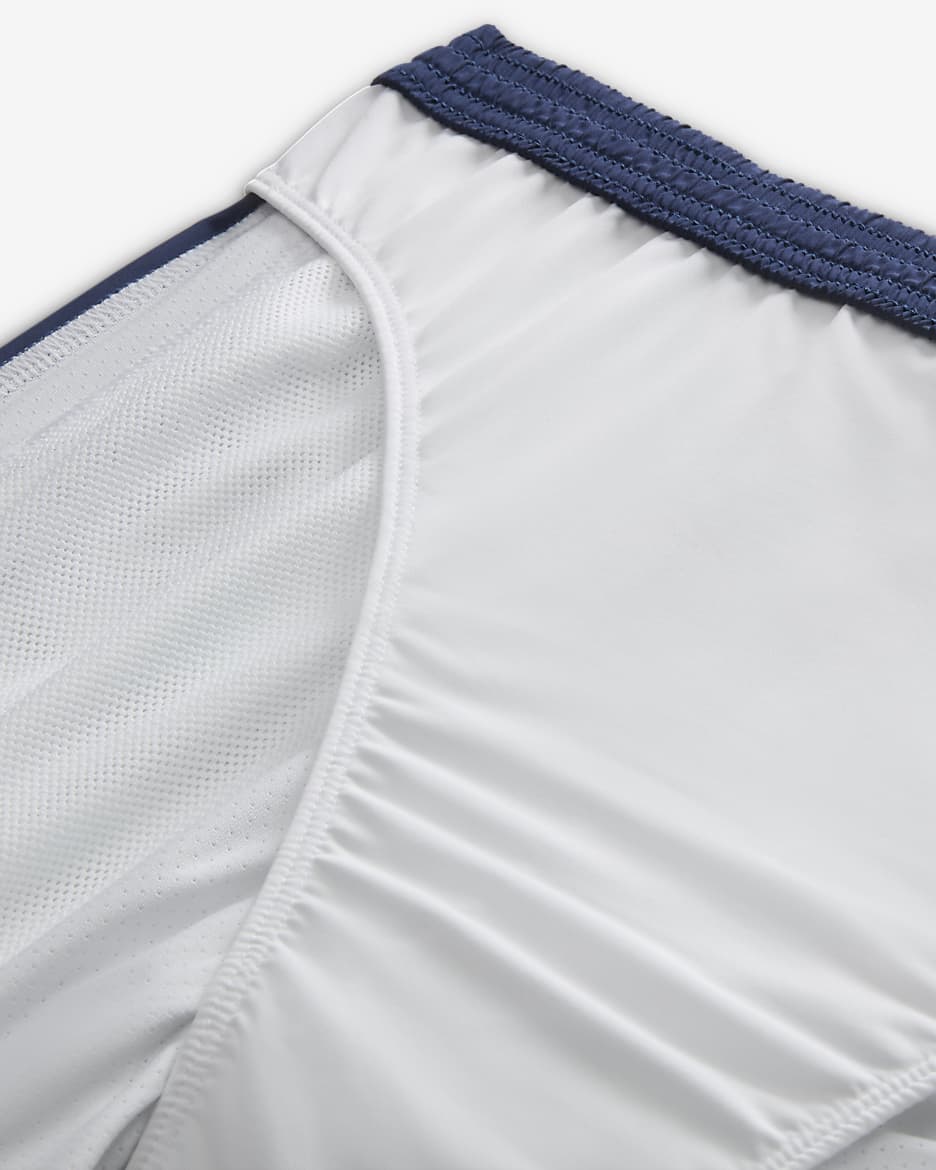 Shorts de correr Dri-FIT de 13 cm con forro de ropa interior para hombre Nike Track Club - Blanco cumbre/Azul marino medianoche/Blanco cumbre