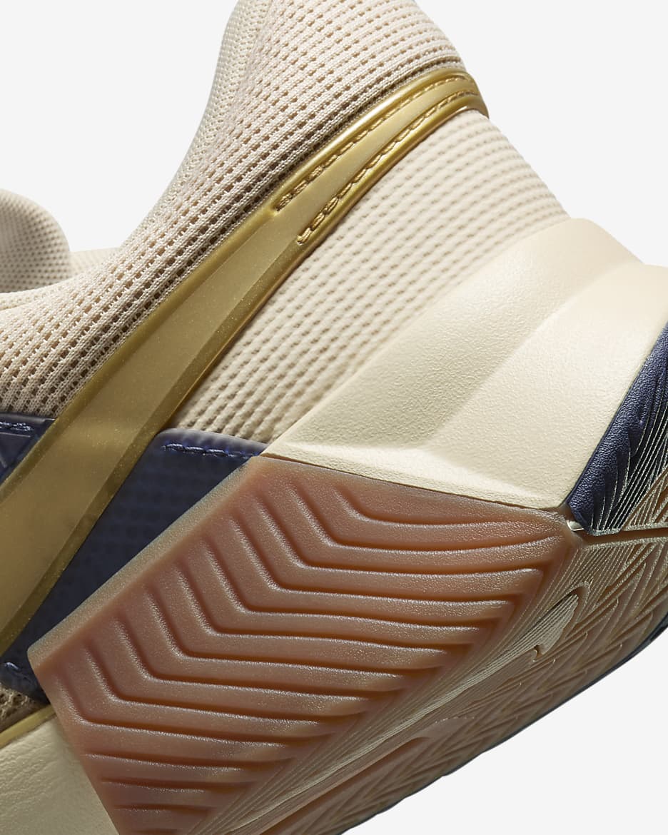 Nike GP Challenge 1 Premium hardcourt tennisschoenen voor heren - Sanddrift/Thunder Blue/Gum Medium Brown/Metallic Gold